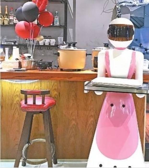 武漢多家餐廳“請”機器人端盤子